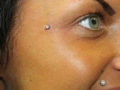 piercing tra il seno|Microdermal piercing: cos’è, come si applica e rischi